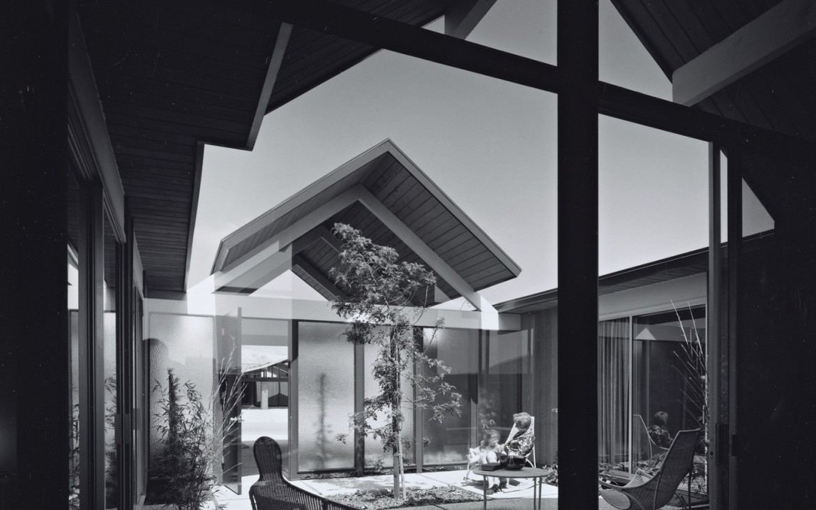 Period photo of an Eichler Home courtyard. Photo: Julius Shulman / Getty