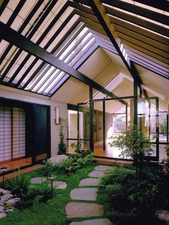 The inner courtyard of a restored 1950's Eichler Home located in Mountain View, California. Photo: Studio Bergtraun