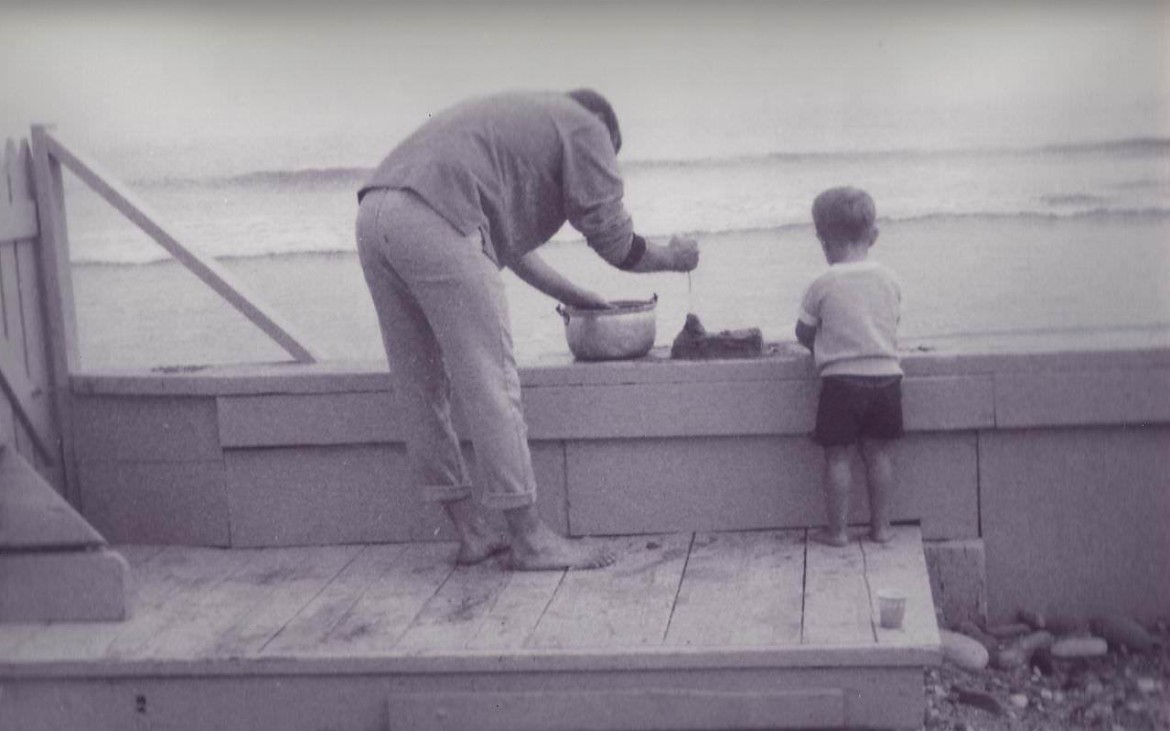 Bryan Wark shared this photo showing his earliest memory with his father as they build a sand castle together in 1969 near Santa Barbara, California. There`s such a sweetness in the photo, how could you not like it.