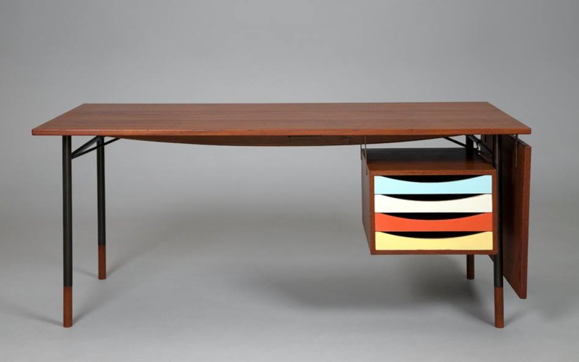 The Finn Juhl 'Nyhavn' table/desk with tray unit shown here with optional drop leaf extension. First produced by Bovirke of Denamark in 1953. Photo: jacksons.se