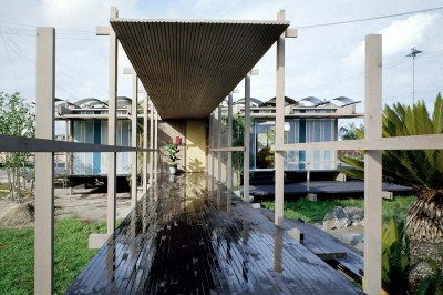 Shoreine House Smith Williams Entrance walkway rain beach