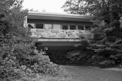 abandoned mid century modern house architecture ruins