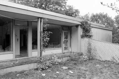 abandoned mid century modern house architecture ruins