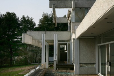 abandoned mid century modern house architecture ruins