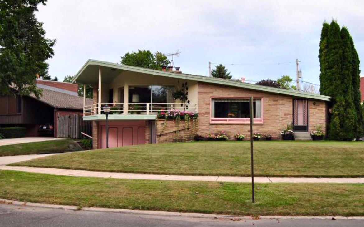 Certainly one of the most popular posts this past week was Kate Monachos home which she and her husband just purchased. Designed by John Randal McDonald this Mid Century Modern gem, located south of Milwaukee, features a marvelous ‘bow’ terrace and cheerful trim colors. Kate asked in her post if she could get a round of applause for saving the pink. I think she’s due that at least. But I’d also like to offer a round of applause for Kate’s saving the whole house. Too many of these beautiful homes get torn down, even today when more people are aware of the importance of the architecture and design of period. So yes, Kate, a big round of applause for saving this one. It’s a fabulous home and I hope you get to enjoy many, many happy years in it. Thanks for sharing! Click here for the original post. 